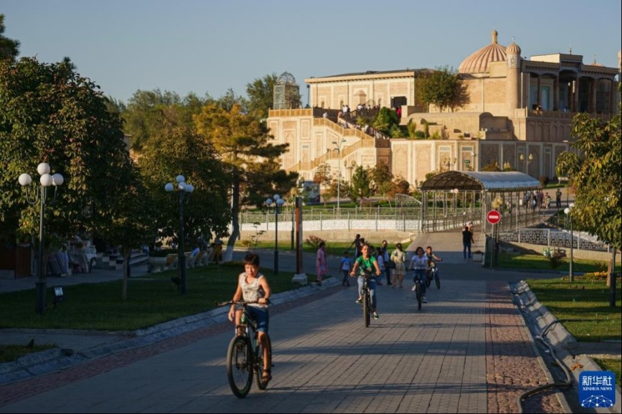 9月3日，在乌兹别克斯坦撒马尔罕，人们骑车游览。新华社发