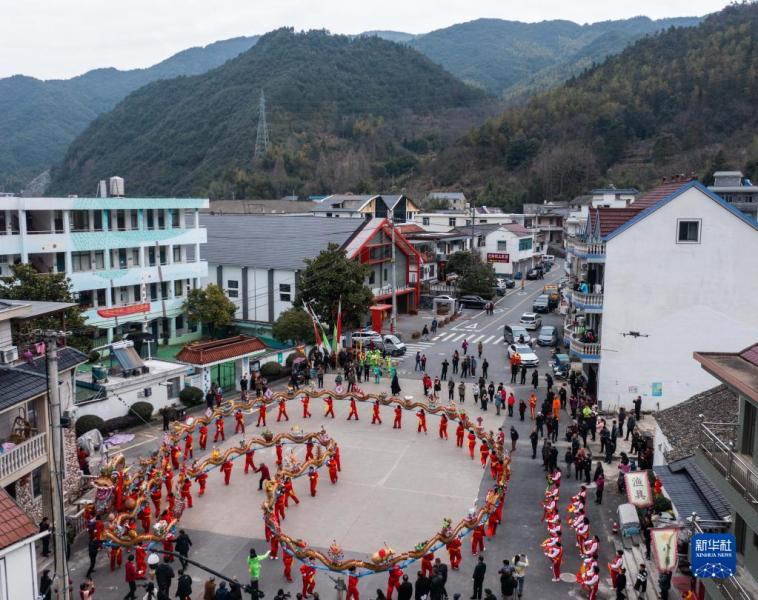 2月1日，窈口村女子板龙队在湖源乡进行板龙舞龙表演（无人机照片）。
