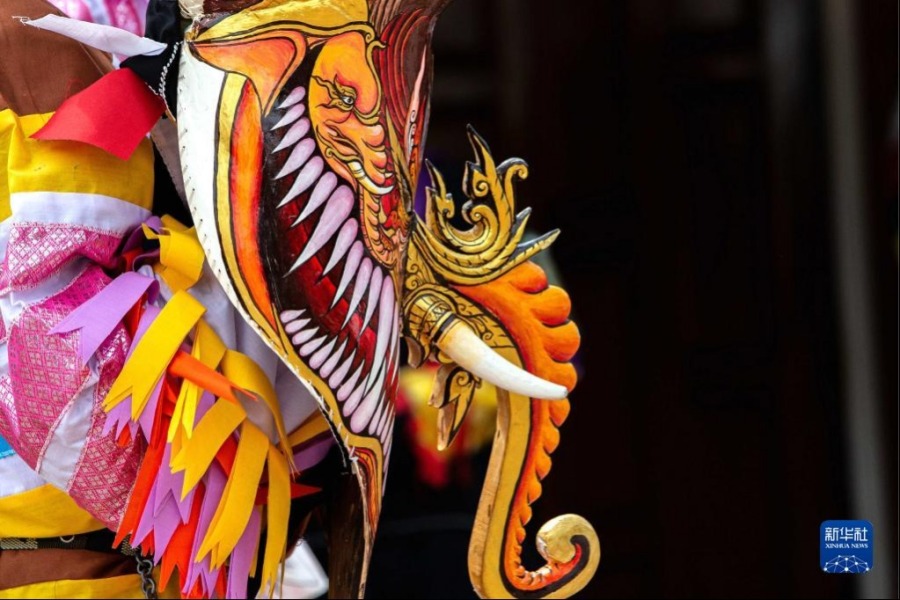 这是7月1日在泰国黎府“鬼面节”上拍摄的面具。新华社记者 王腾 摄