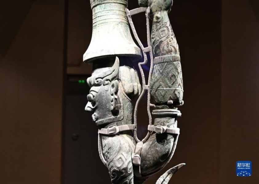 这是7月17日在三星堆博物馆新馆拍摄的青铜鸟足神像局部。新华社记者 王曦 摄