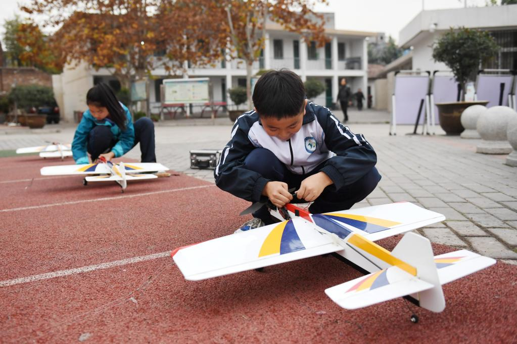 追光丨这所小学在防空洞里培养出全国航模冠军