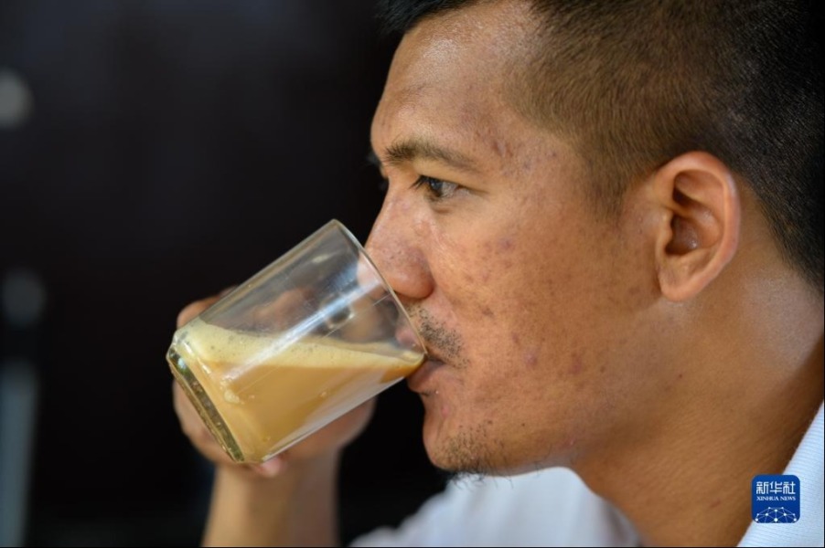 5月18日，一名男子在马来西亚雪兰莪州的必打灵查亚饮用拉茶。新华社发（张纹综摄）