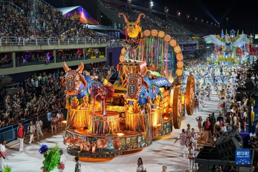 2月25日，在巴西里约热内卢桑巴大道，花车参加狂欢节游行。新华社记者 王天聪 摄