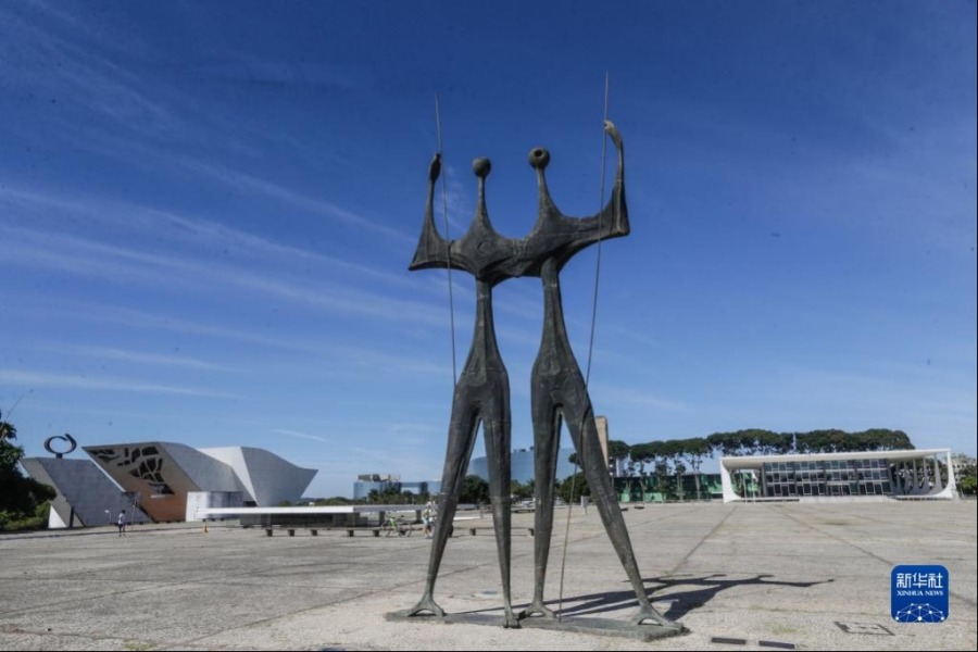 这是5月22日在巴西首都巴西利亚三权广场拍摄的首都开拓者雕像。新华社发（卢西奥·塔沃拉 摄）
