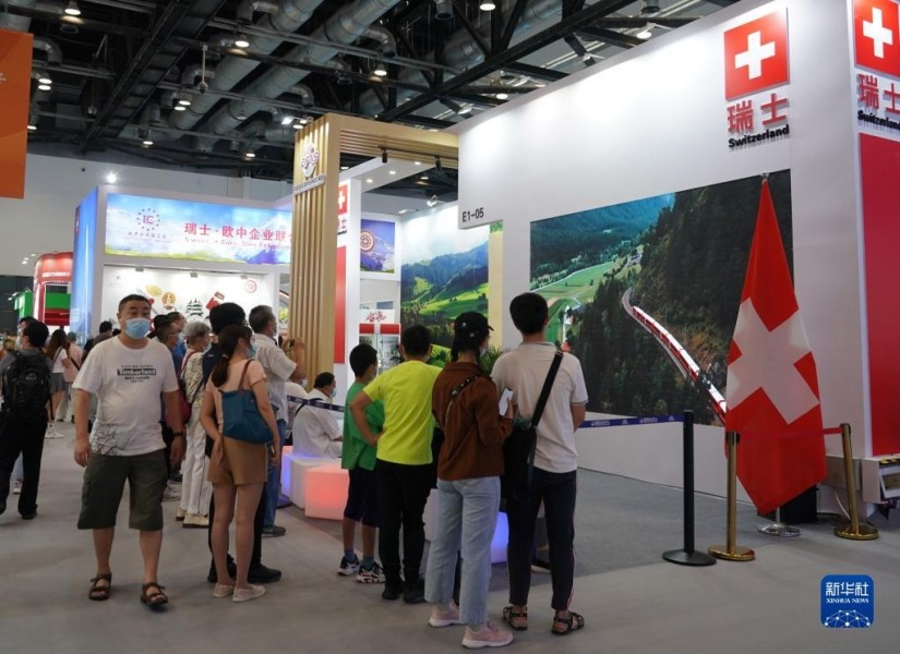 9月4日，人们在服贸会国家会议中心展馆国别展区的瑞士展台参观。新华社记者 任超 摄