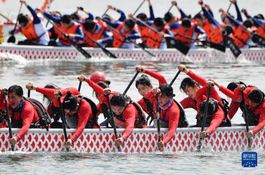 6月3日，在“龙腾虎跃”2022海峡两岸龙舟赛决赛现场，选手们奋力划桨。新华社记者 魏培全 摄