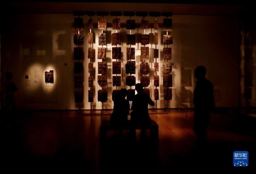 9月7日，人们在英国伦敦大英博物馆参观贝宁青铜器。新华社记者 李颖 摄