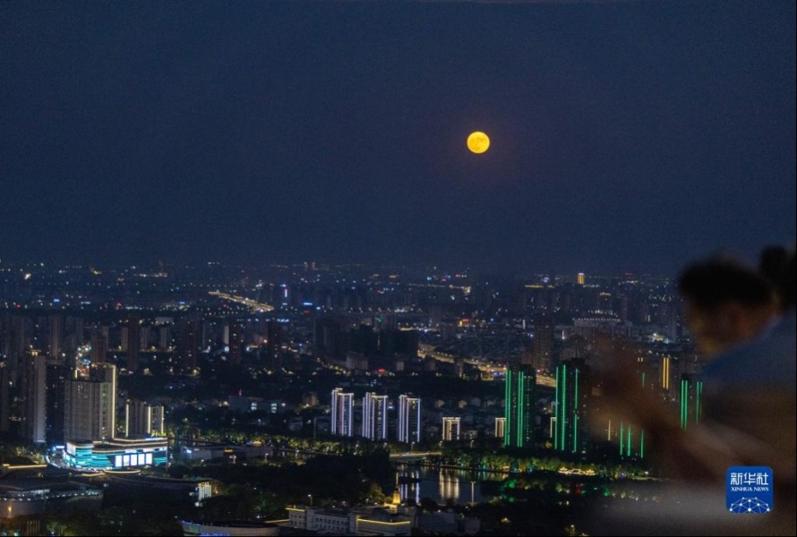 9月10日，在浙江省湖州市南太湖新区，人们登高赏月。新华社发（伊凡 摄）