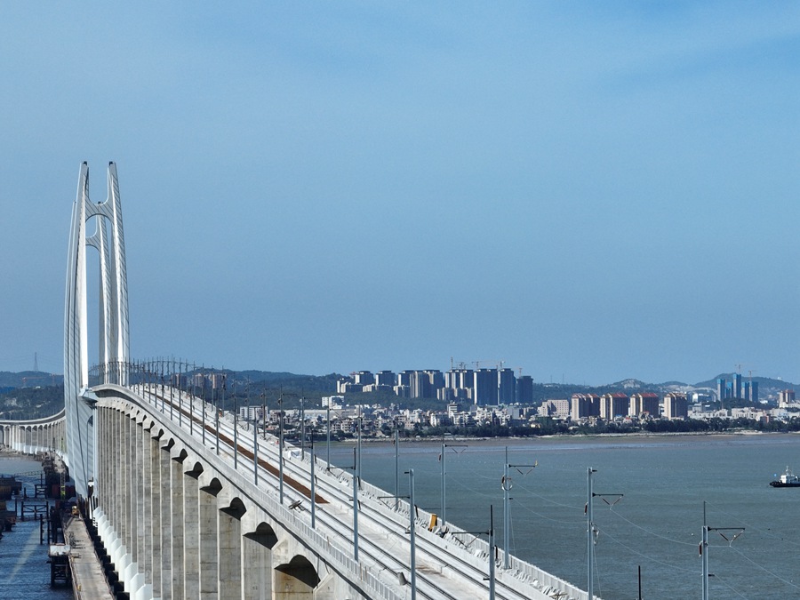 国内首座跨海高速铁路桥泉州湾跨海大桥无砟轨道施工完成