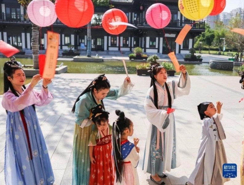 9月6日，汉服爱好者们在安徽省淮北市乾隆湖开展“我们的节日·中秋”主题活动。 新华社发（王文摄）
