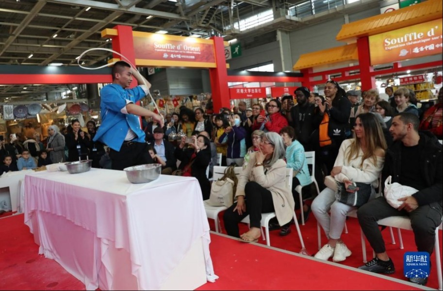 5月2日，在法国巴黎凡尔赛门展览中心举办的巴黎博览会上，观众在“遇·鉴中国——中华文化主题展”上欣赏“一根面”中华文化技艺表演。新华社记者 高静 摄