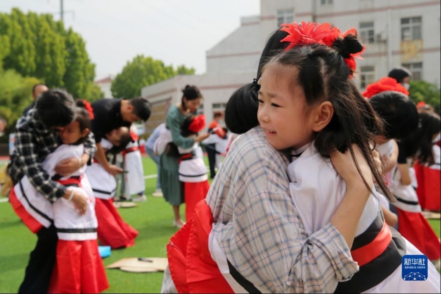 8月31日，安徽省淮北市黎苑路小学一年级新生在“开笔礼”仪式上“感恩父母”。