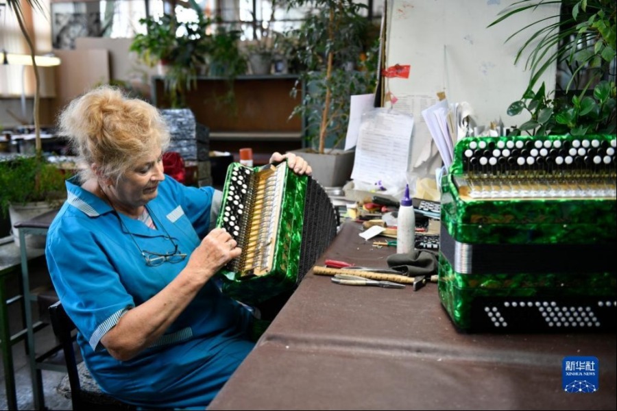 6月7日，在俄罗斯图拉，工作人员为即将出厂的巴扬手风琴试音。新华社发（亚历山大摄）