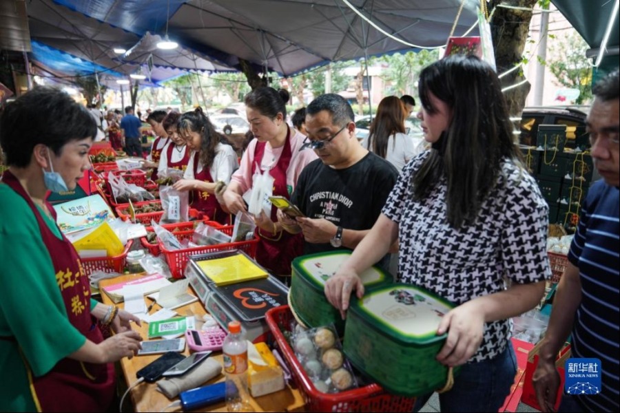5月30日，在成都市驷马桥街道马鞍东路，顾客在选购粽子和其他端午节食品。新华社记者 江宏景 摄