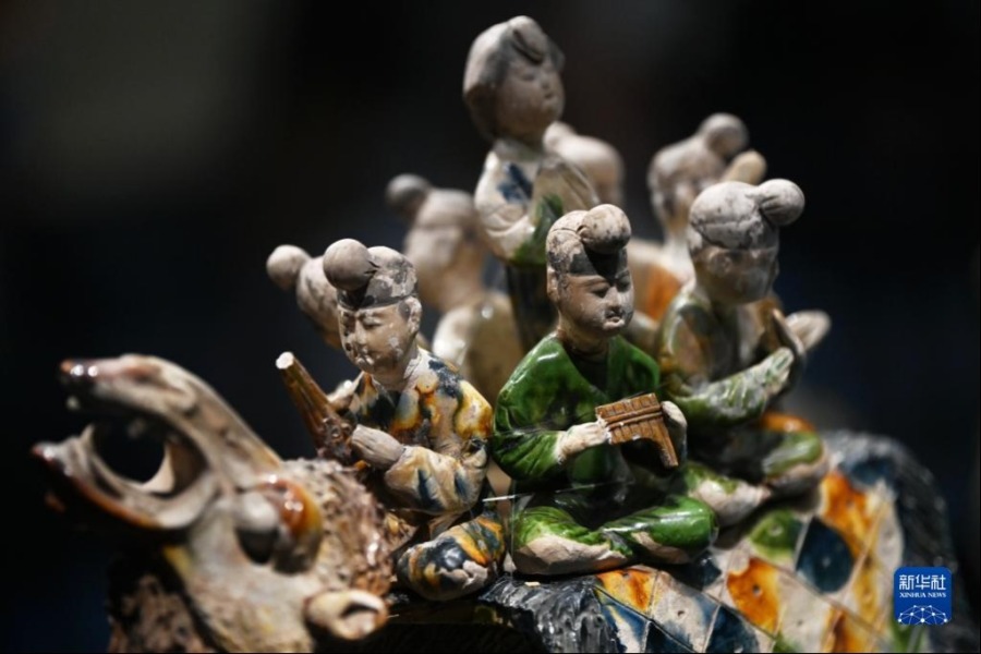 5月11日在陕西历史博物馆拍摄的馆藏唐代文物唐三彩骆驼载乐俑。新华社记者 李一博 摄