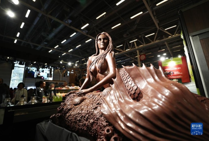 10月31日在法国巴黎巧克力沙龙上拍摄的巧克力美人鱼。新华社记者 高静 摄