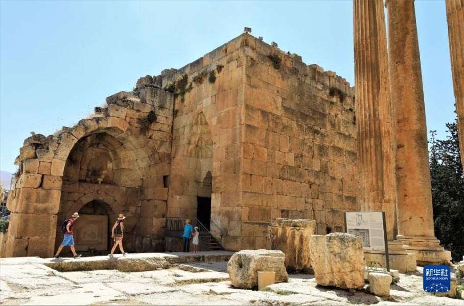 7月26日，游客游览黎巴嫩巴勒贝克神殿建筑群遗址。新华社记者 刘宗亚 摄