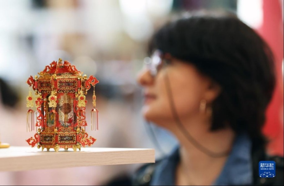 5月2日，在法国巴黎凡尔赛门展览中心举办的巴黎博览会上，一名女子在“遇·鉴中国——中华文化主题展”上参观。新华社记者 高静 摄
