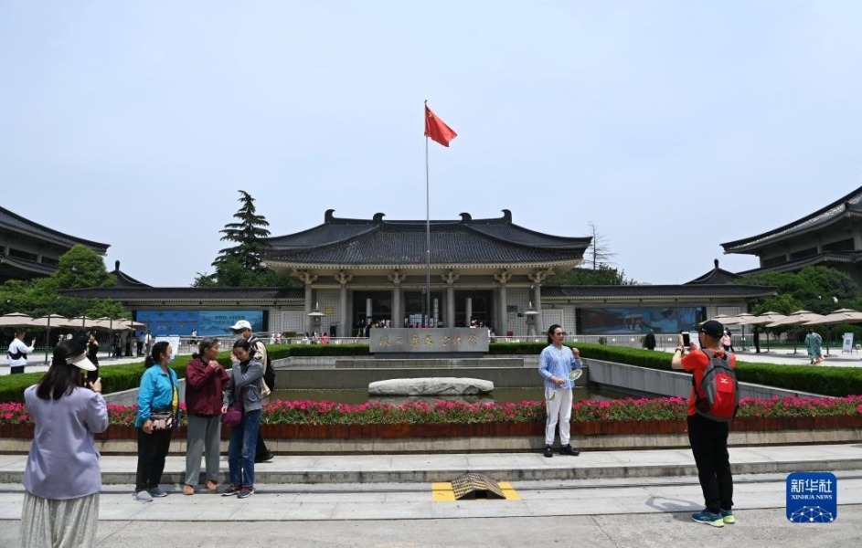 5月11日，游客在陕西历史博物馆外留影。新华社记者 李一博 摄