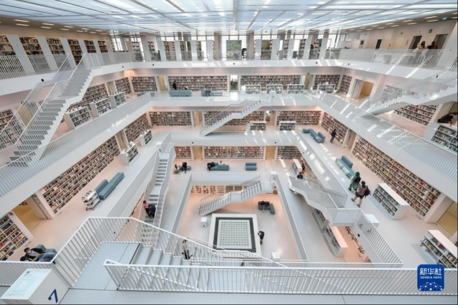 4月19日，人们在德国斯图加特市立图书馆内参观。新华社记者 逯阳 摄