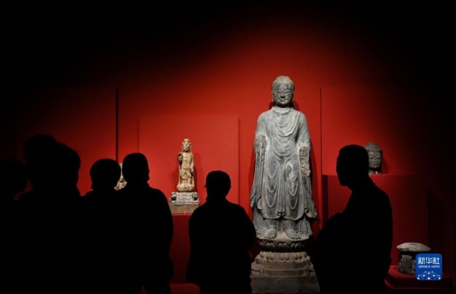 游客在小雁塔下的西安博物院内参观（5月8日摄）。新华社记者 刘潇 摄