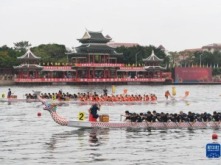 当日，“龙腾虎跃”2022海峡两岸赛龙舟活动在福建厦门举行，两岸41支参赛队的千余名选手乘风逐浪、奋勇争先。