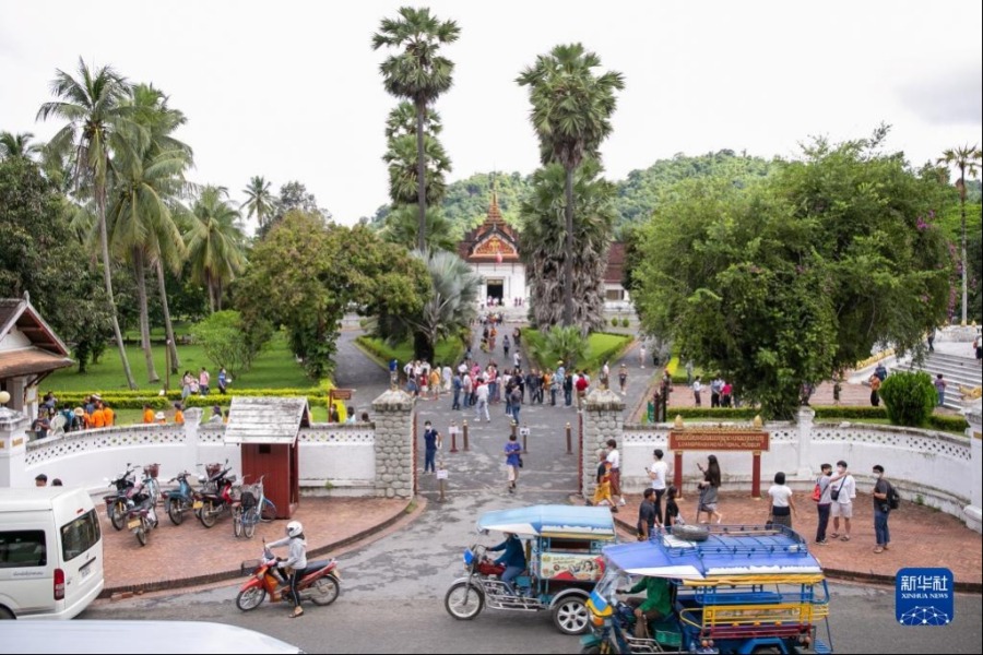 7月15日，游客在老挝北部琅勃拉邦古城游玩。新华社发（凯乔 摄）