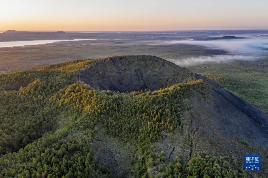 日出时分的五大连池世界地质公园老黑山（8月31日摄，无人机照片）。新华社记者 谢剑飞 摄