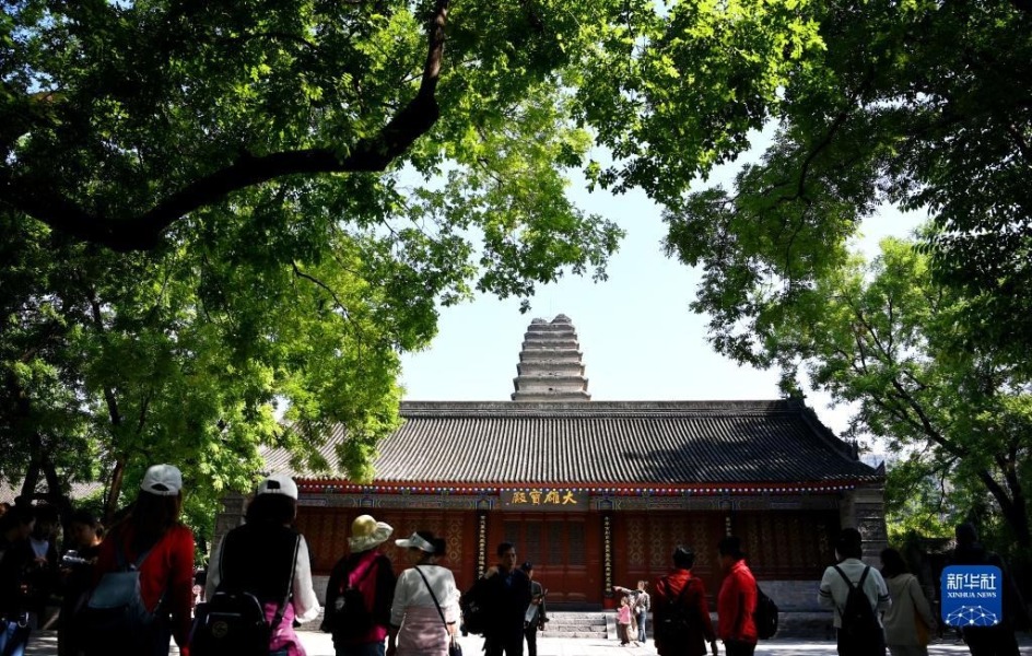 游客在西安荐福寺内参观游览（5月8日摄）。新华社记者 刘潇 摄