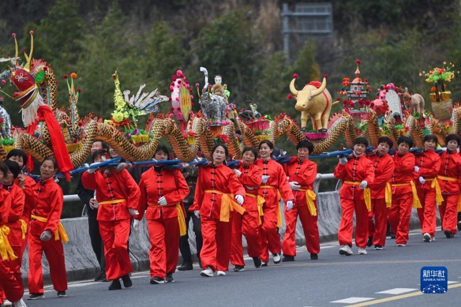 2月1日，窈口村女子板龙队在湖源乡走街串巷进行板龙舞龙表演。