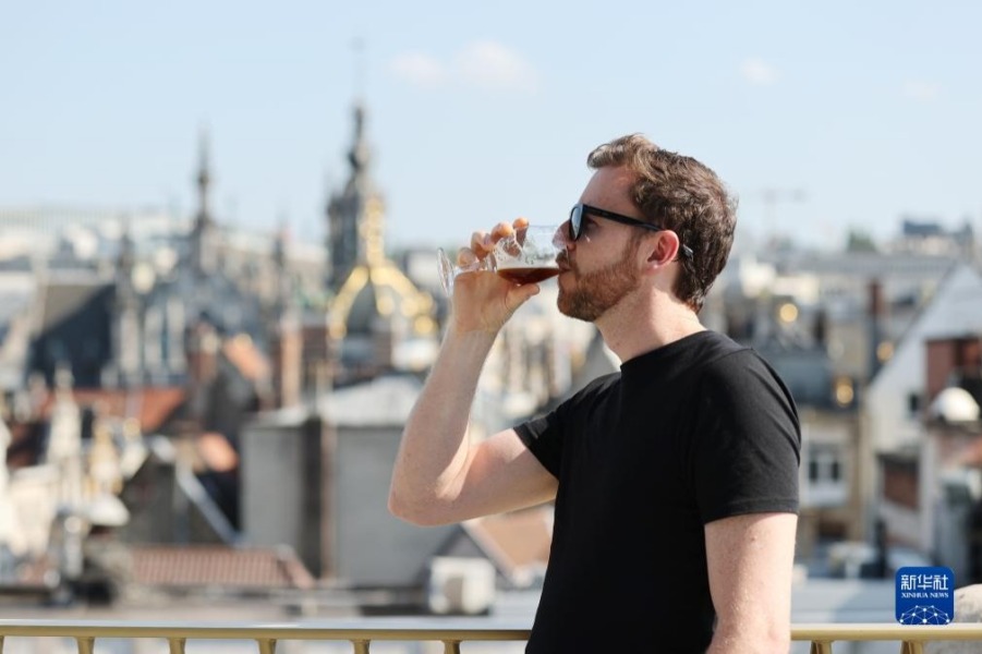 9月9日，一名男子在比利时布鲁塞尔的啤酒世界品尝啤酒。新华社记者 赵丁喆 摄