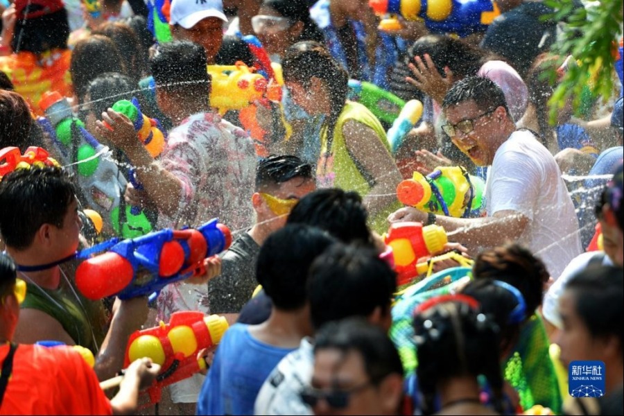 4月13日，人们在泰国曼谷庆祝泼水节。新华社发（拉亨 摄）
