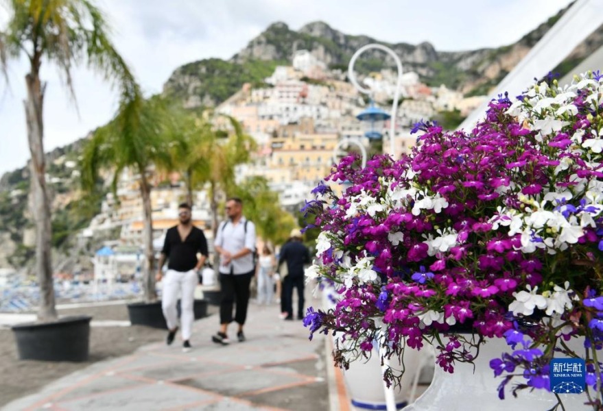 这是5月3日在意大利阿马尔菲海岸小镇波西塔诺拍摄的街边摆放的鲜花。新华社记者 金马梦妮 摄