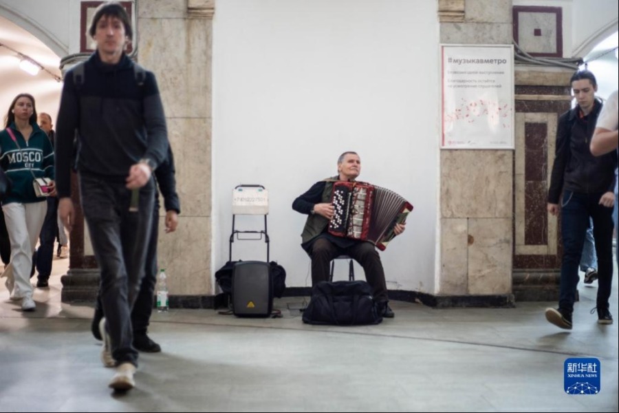 6月6日，在俄罗斯首都莫斯科，一名巴扬演奏家在地铁站内表演。新华社记者 白雪骐 摄