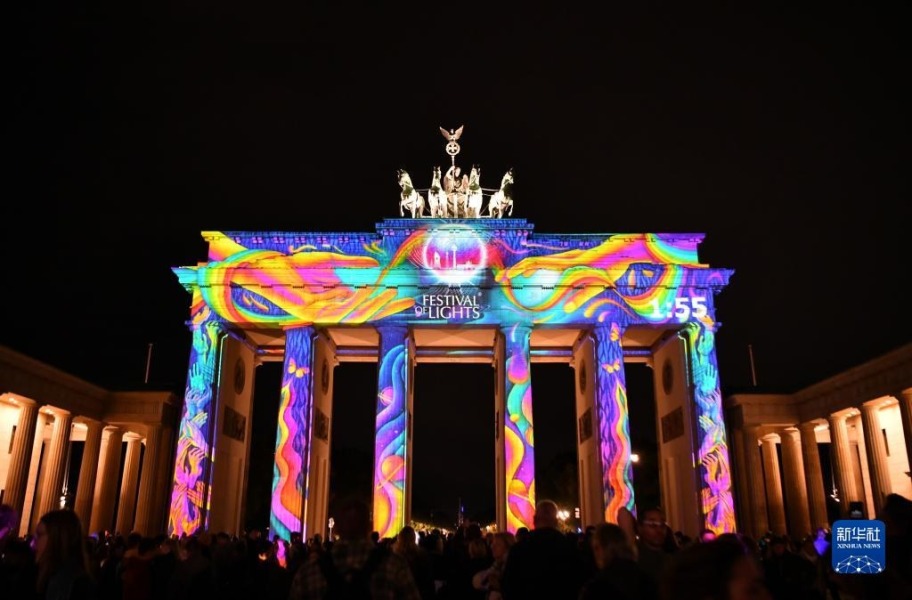 10月6日，德国柏林勃兰登堡门被灯光点亮。新华社记者 任鹏飞 摄