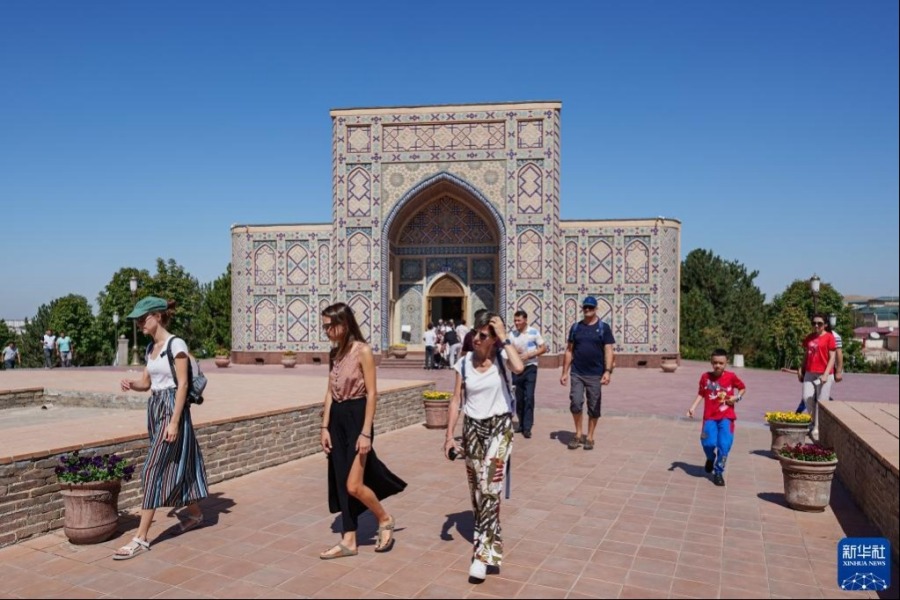 9月3日，人们在乌兹别克斯坦撒马尔罕市兀鲁伯天文台游览。新华社发