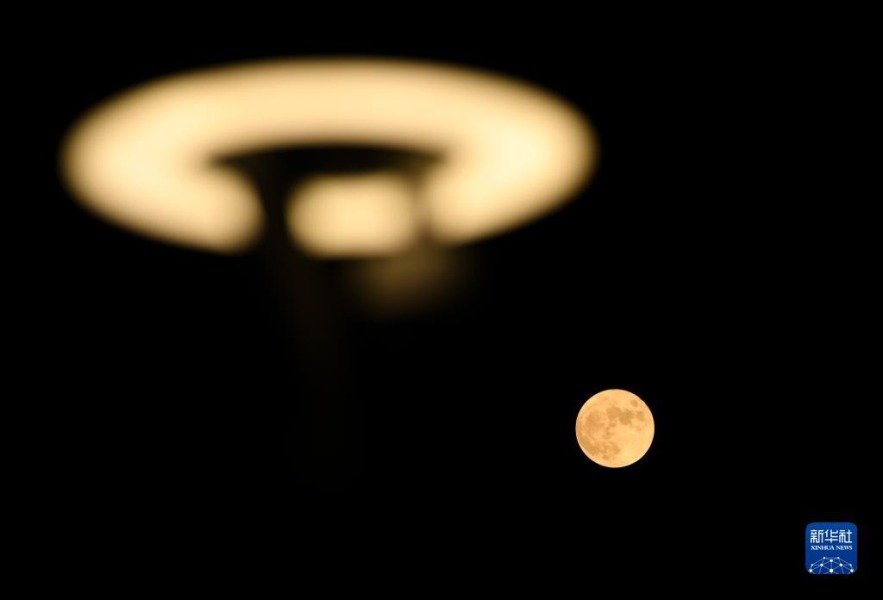 9月10日在重庆拍摄的月亮。新华社记者 王全超 摄