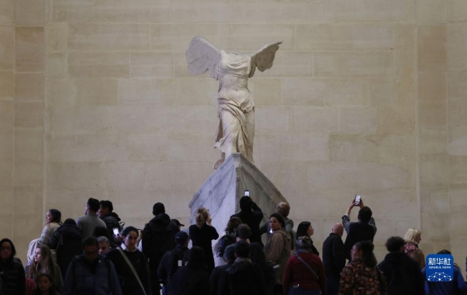 3月22日，人们在法国巴黎卢浮宫参观《萨莫色雷斯胜利女神》。新华社记者高静摄