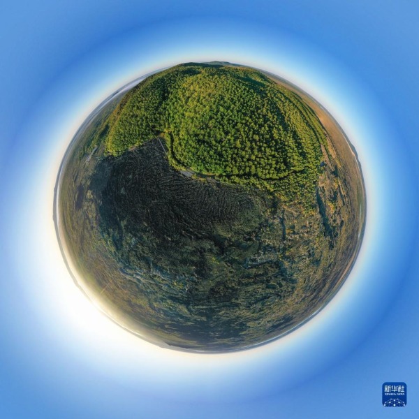 五大连池世界地质公园老黑山附近日出时分的景观（8月31日摄，无人机全景照片）。新华社记者 谢剑飞 摄