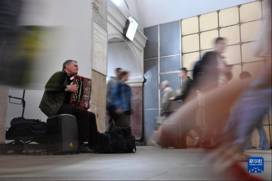6月6日，在俄罗斯首都莫斯科，一名巴扬演奏家在地铁站内表演。新华社发（亚历山大摄）