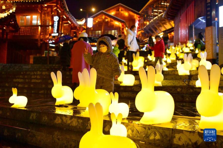 1月15日晚，人们在湖北省恩施土家族苗族自治州宣恩县城贡水河畔观赏兔元素彩灯。