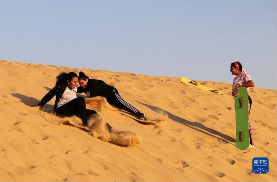 10月29日，游客在埃及法尤姆省的沙漠中玩滑板冲沙。新华社记者 王东震 摄