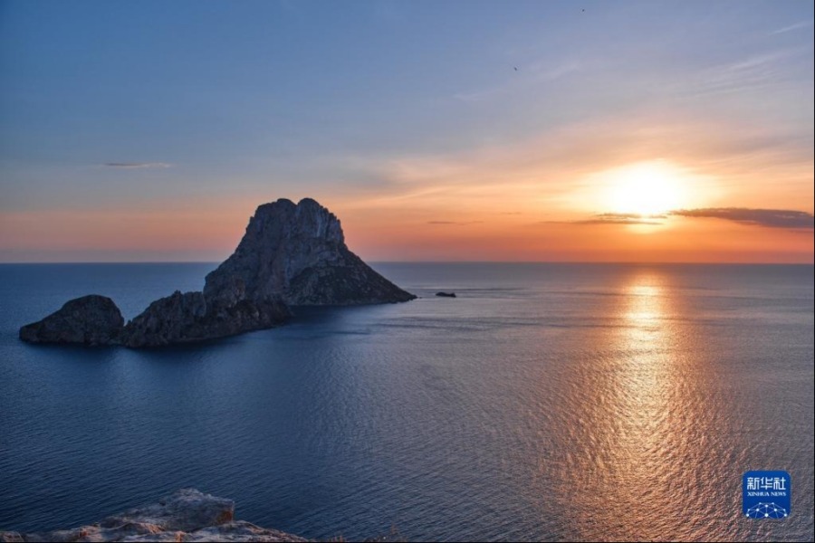 这是4月9日在西班牙巴利阿里群岛伊维萨岛拍摄的日落。新华社记者 孟鼎博 摄