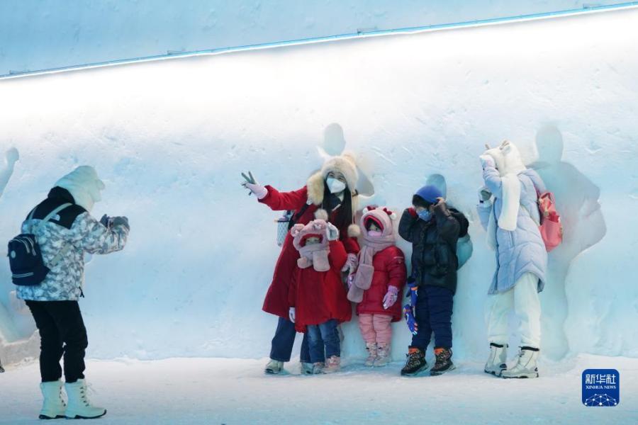 1月5日，游客在哈尔滨冰雪大世界园区游玩。新华社记者 王建威 摄