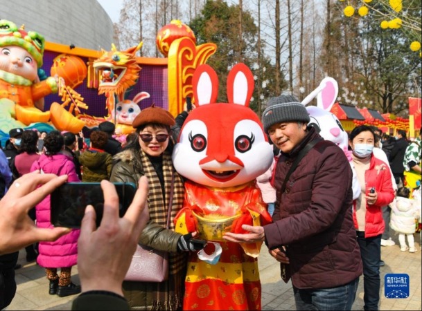 1月25日，在四川成都2023金沙太阳节活动现场，游客和“招财兔”合影。新华社记者 王曦 摄