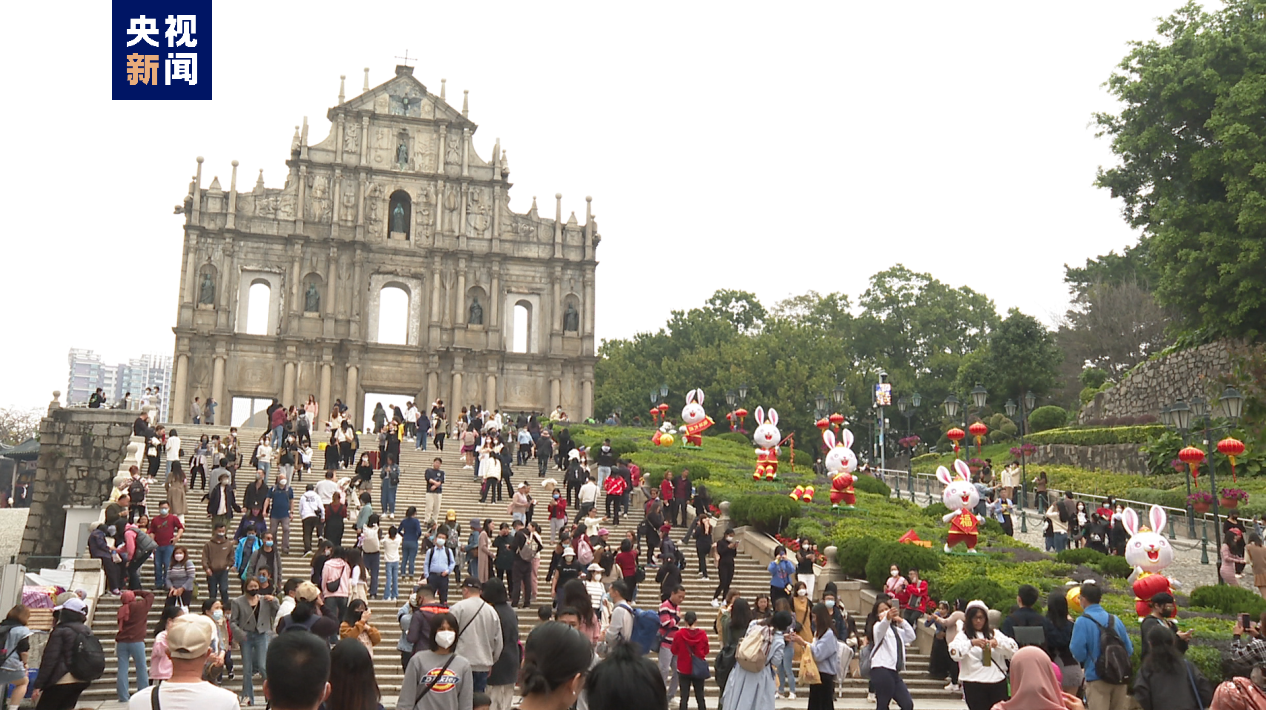 全面恢复内地与港澳人员往来首日 首批内地旅行团抵澳