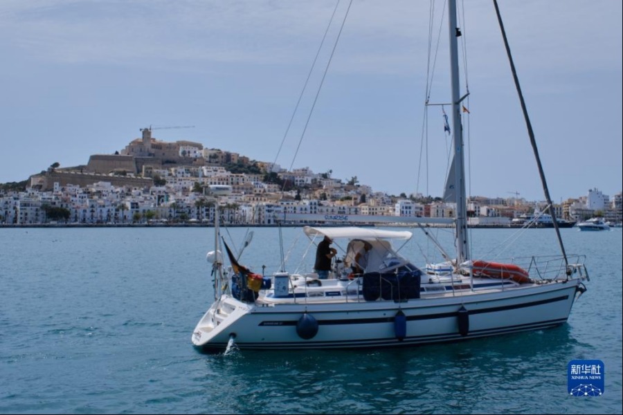 4月10日，一艘帆船驶入西班牙巴利阿里群岛伊维萨岛港口。新华社记者 孟鼎博 摄