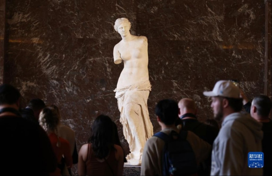 3月22日，人们在法国巴黎卢浮宫参观《断臂维纳斯》。新华社记者高静摄