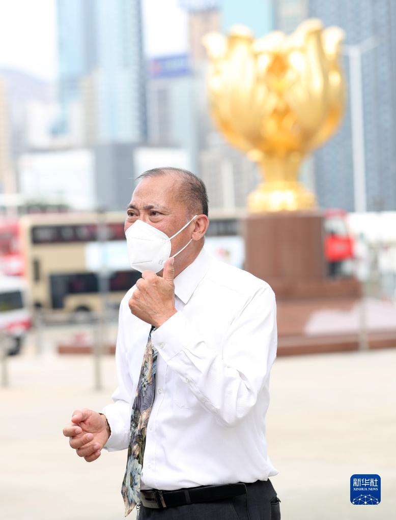 在香港的金紫荆广场上,已经退休的柴家辉接受采访(4月22日摄).