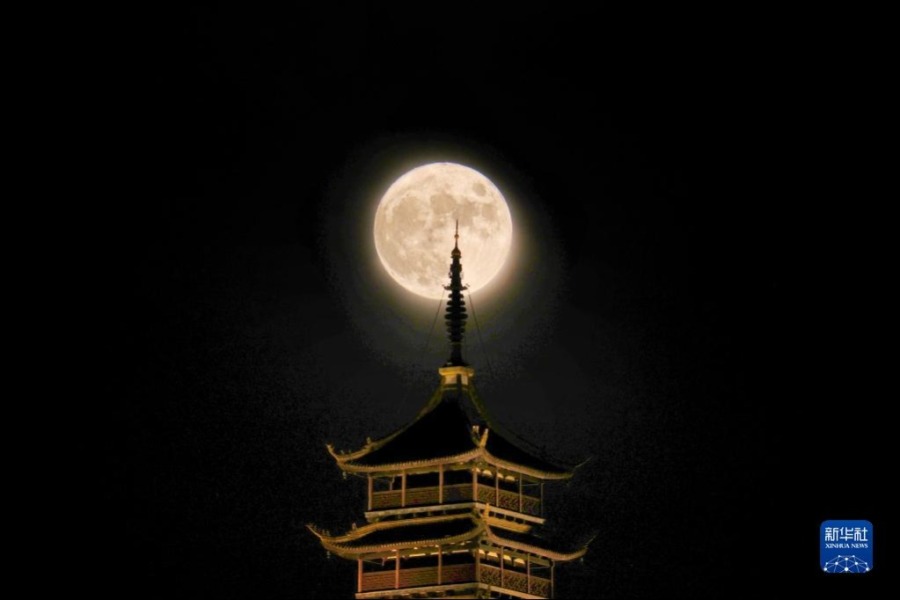 9月10日在江苏省南通市狼山国家森林公园拍摄的月亮。新华社发（许丛军 摄）